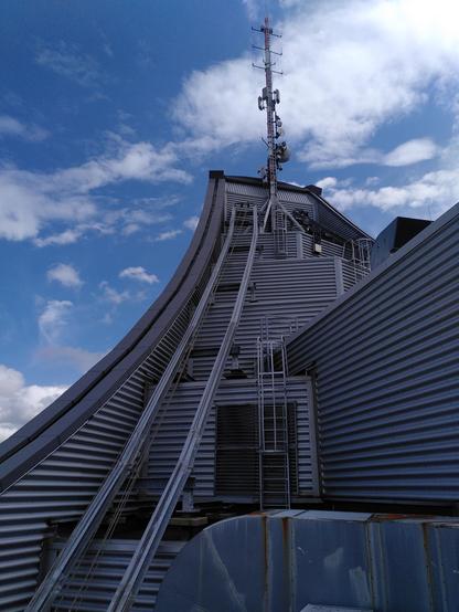 Auf der Spitze des City-Hochhaus Leipzig, metallene Dachkonstruktion 