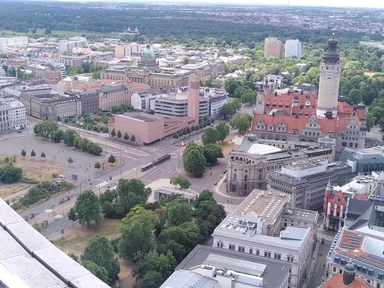 Vom City-Hochhaus Leipzig - Blick auf den Leuschnerplatz, das Neue Rathaus und die Propsteikirche sowie auf das Bundesverwaltungsgericht